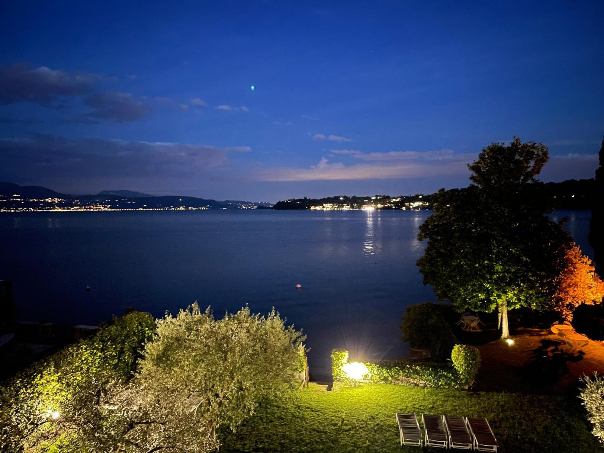 Luxury Lakeside Apartment Right On The Water Salò Buitenkant foto