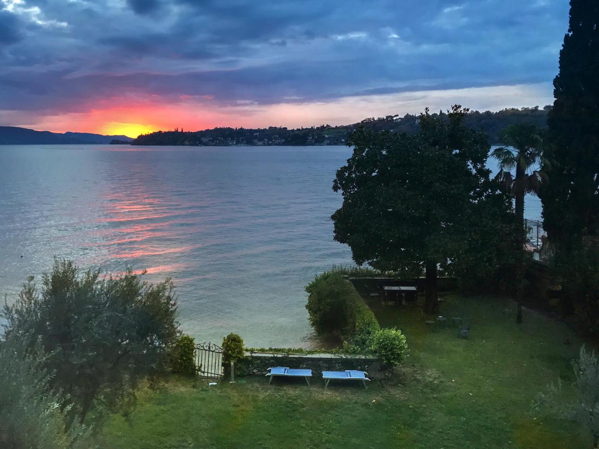 Luxury Lakeside Apartment Right On The Water Salò Buitenkant foto