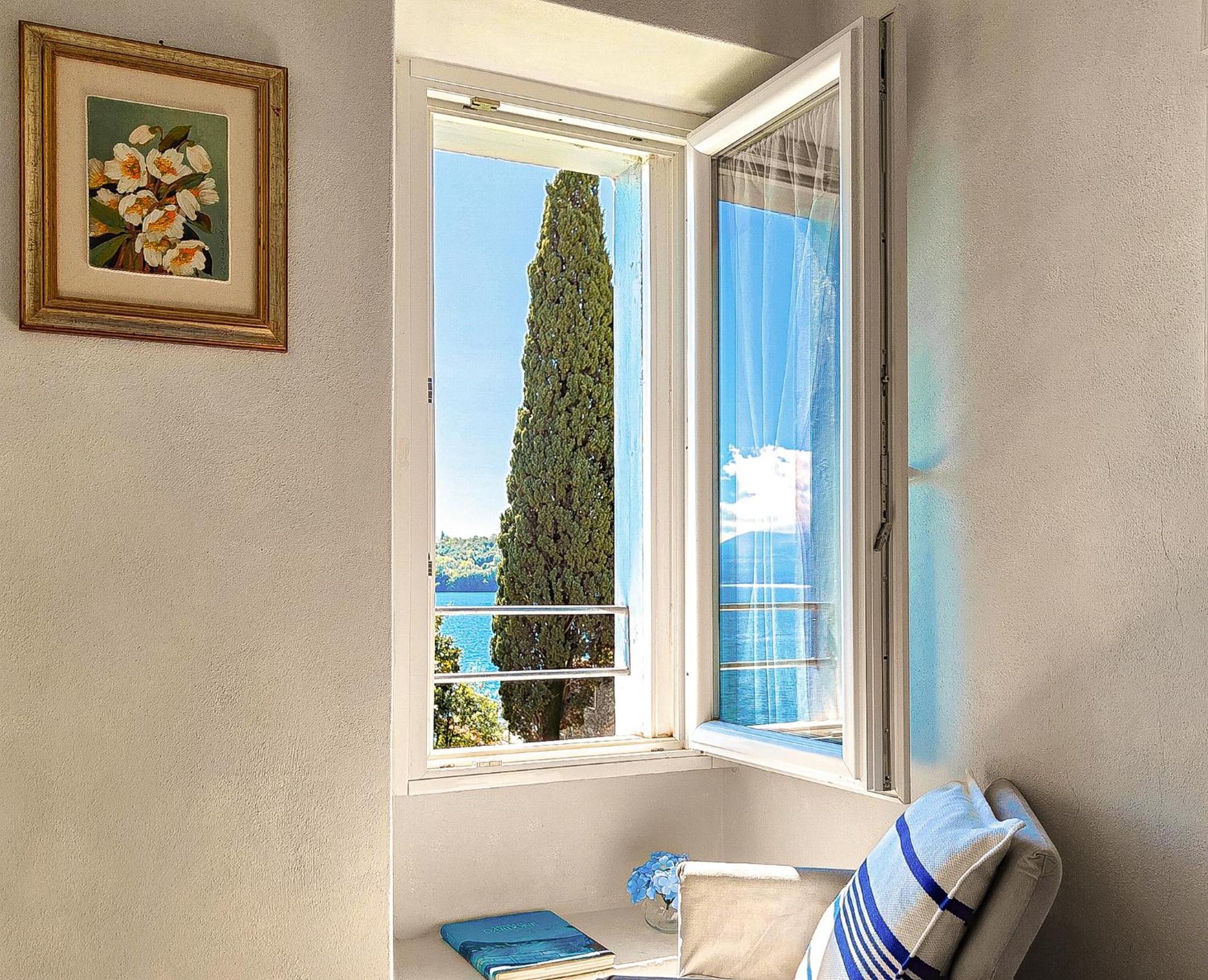 Luxury Lakeside Apartment Right On The Water Salò Buitenkant foto