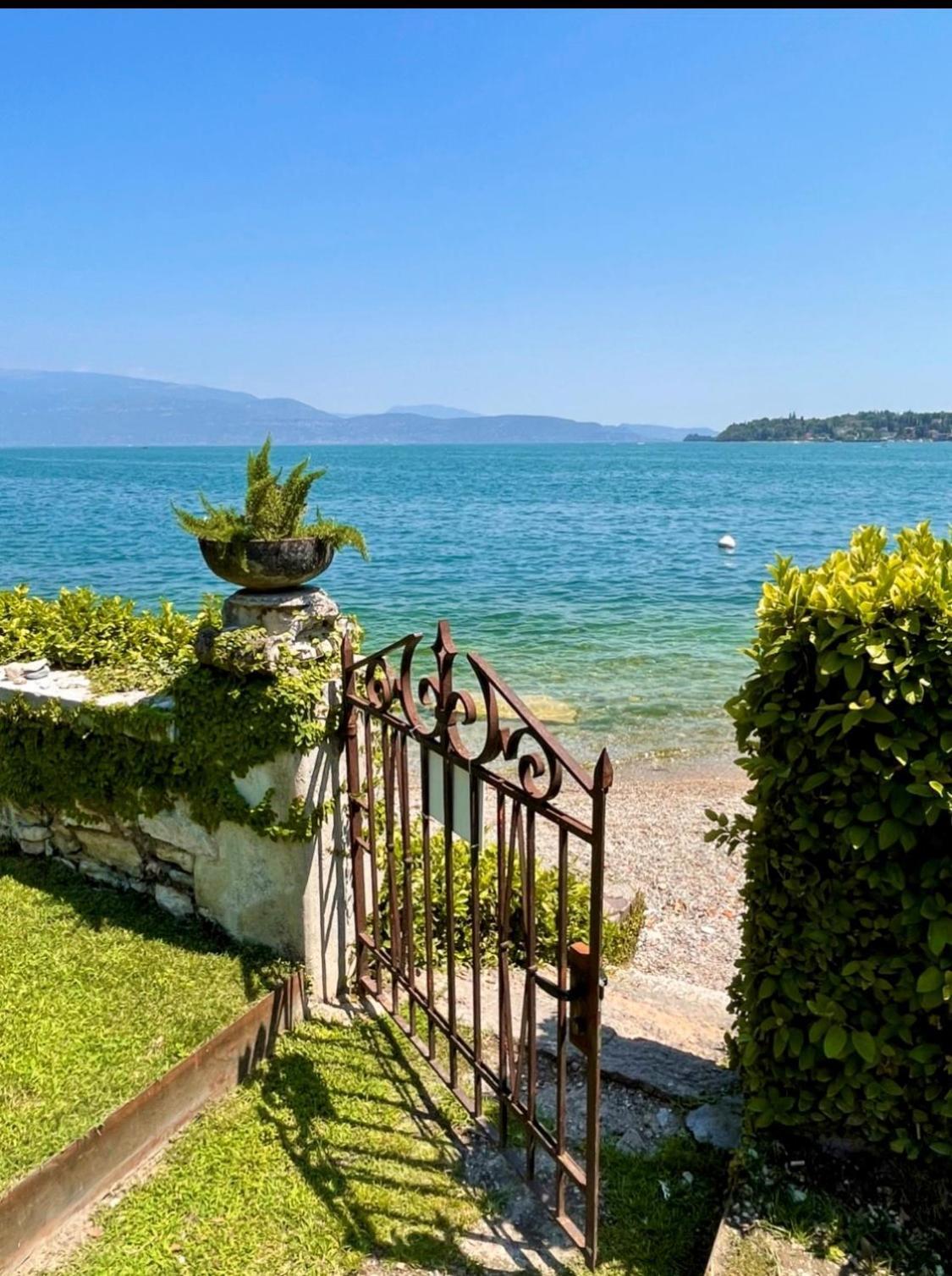Luxury Lakeside Apartment Right On The Water Salò Buitenkant foto