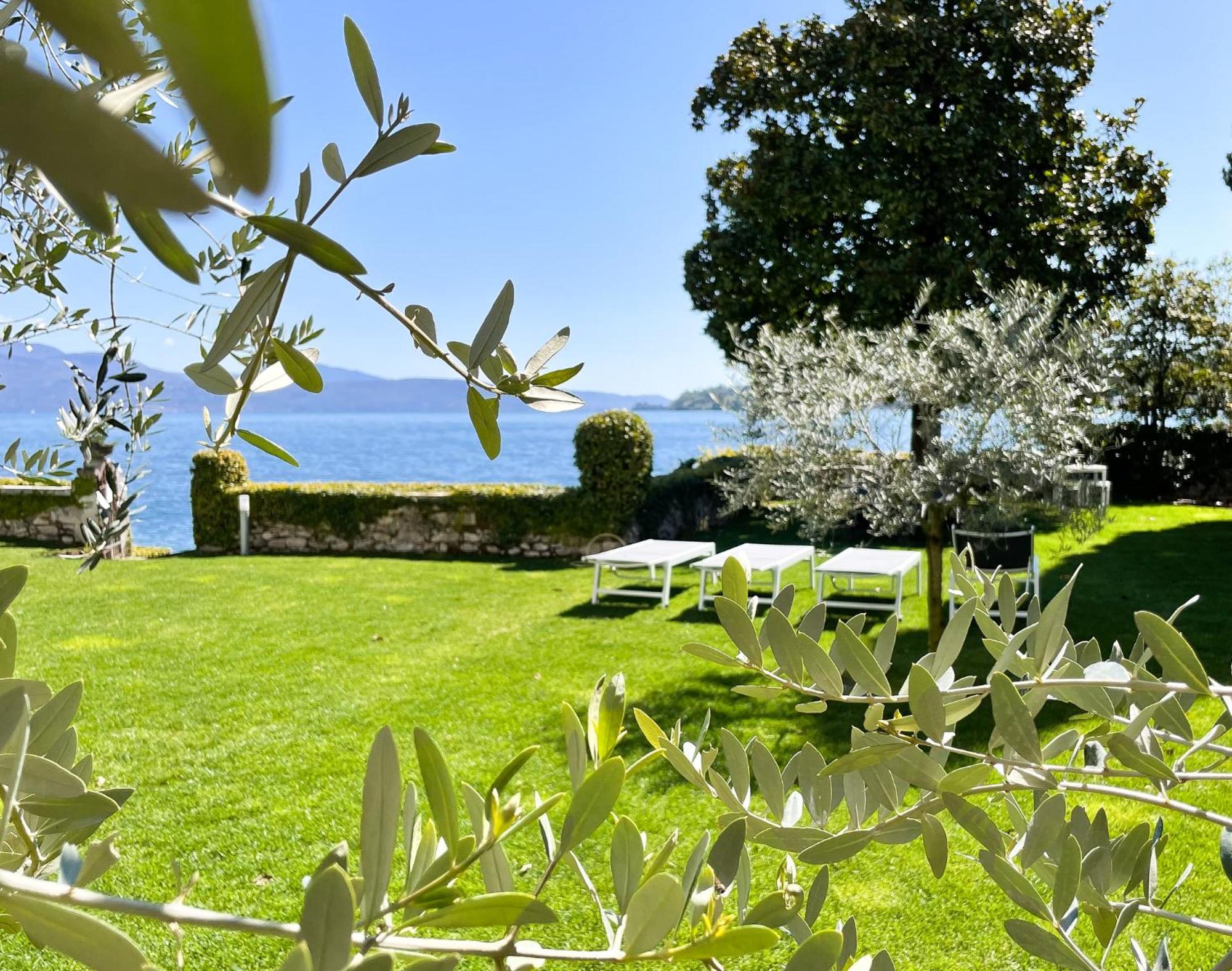 Luxury Lakeside Apartment Right On The Water Salò Buitenkant foto