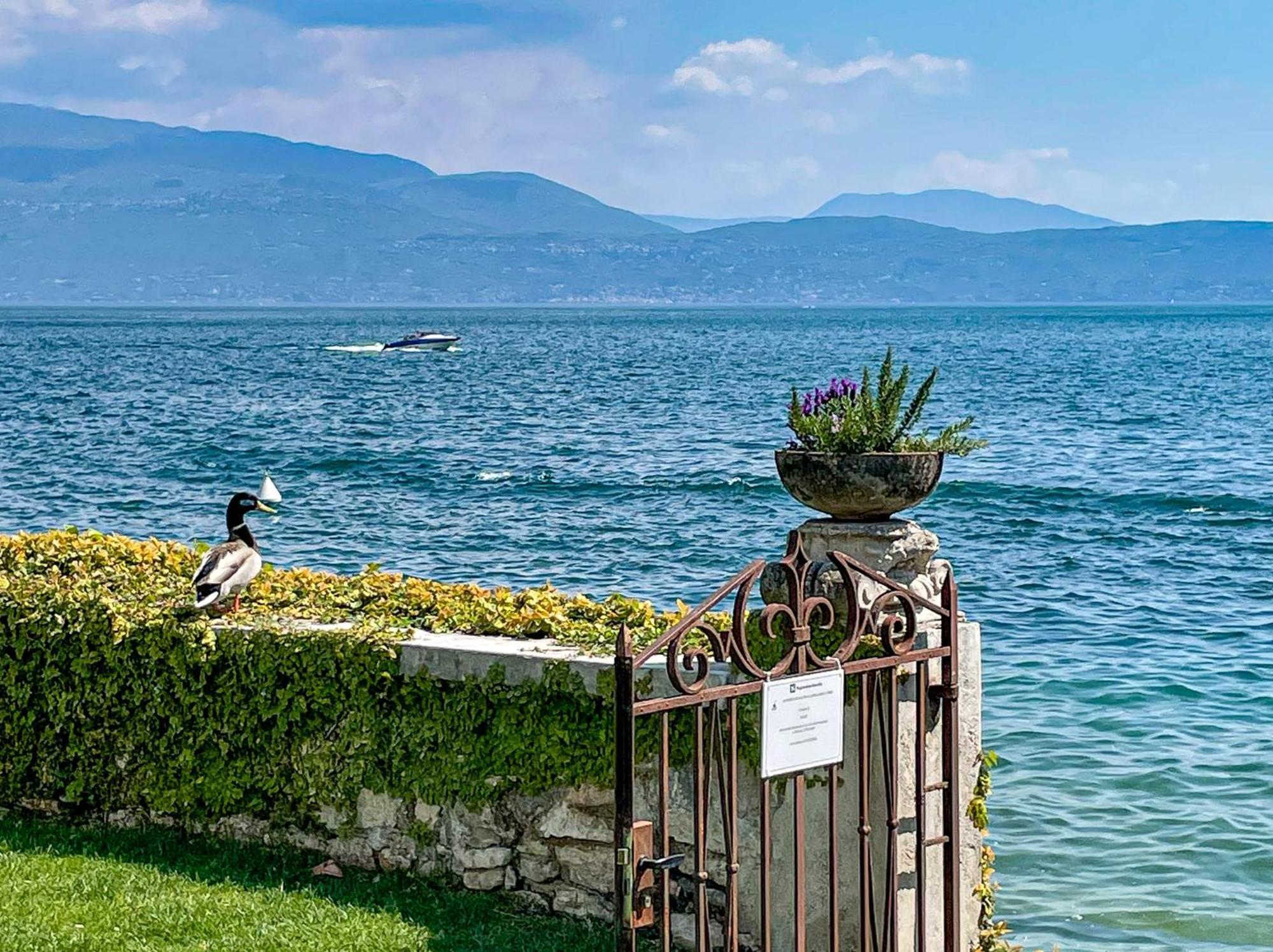 Luxury Lakeside Apartment Right On The Water Salò Buitenkant foto